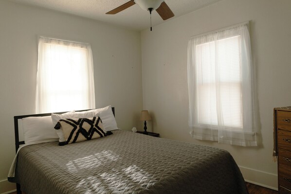 3 bedrooms, WiFi, bed sheets - Bohemian Bungalow (Mobridge)