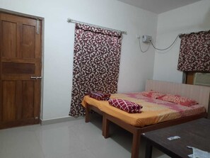 2 bedrooms, iron/ironing board, WiFi, bed sheets - CeeZee House
(Parra)