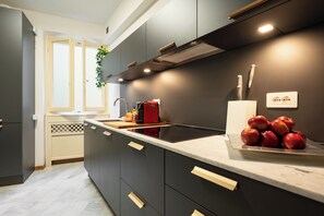 Mikrowelle, Ofen, Herdplatte, Geschirrspüler