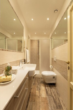 Dusche, Haartrockner, Bidet, Handtücher