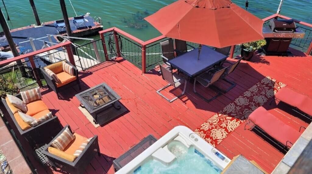 Lakefront Guest Suite with Spa and Dock