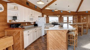 Cafetière-théière, réfrigérateur, four à micro-ondes, un four