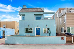 Exterior - Chic 2BR Retreat - Steps to Beach, Exclusive Patio, Garage Parking (San Diego)