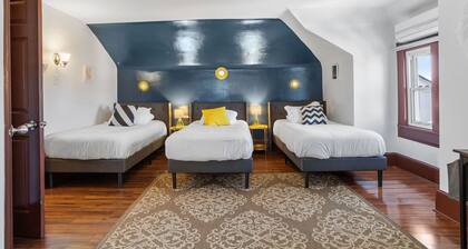 Epic 7BR/7BA House 1/2 block from Tropicana