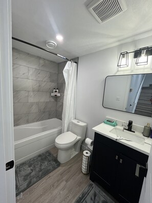 Hair dryer, towels, soap, shampoo - Cozy Guest Suite in Leduc AB|11 mins to YEG Airport|Netflix| Cable| Free Parking (Leduc)