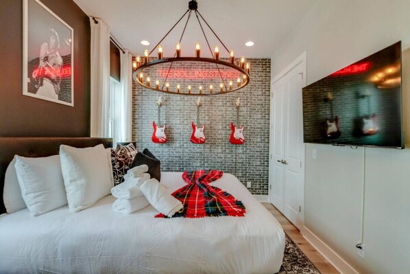 4 bedrooms, desk, iron/ironing board, WiFi