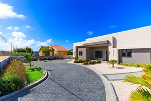 Exterior - 4BR Villa with Private Pool Near Aruba’s Best Beaches – Casa En El Paraíso (Noord)