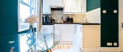 Réfrigérateur, micro-ondes, cafetière/bouilloire, bouilloire électrique