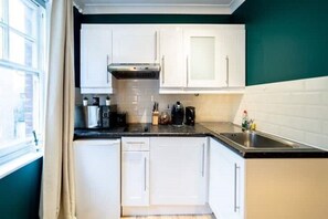 Fridge, microwave, coffee/tea maker, electric kettle - [Kensington-Olympia]London Studio Apartment (London)