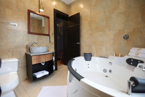 Habitación Doble con Jacuzzi | Baño | Ducha, toallas, jabón y champú