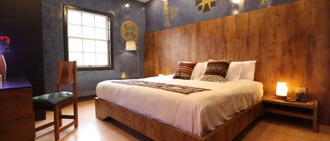 Habitación Doble con Jacuzzi | Decoración personalizada, escritorio, wifi gratis y ropa de cama