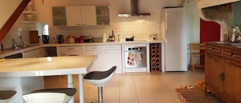 Réfrigérateur, four à micro-ondes, un four, lave-vaisselle