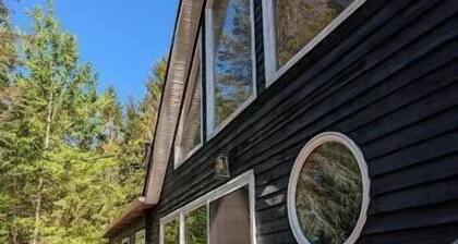 Peaceful getaway w/ modern comforts - Great for families, groups & nature lovers