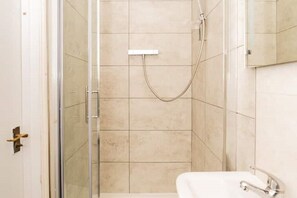 Shower, hair dryer, towels, soap - [Kensington-Olympia]Central London Apartment (London)