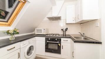 Fridge, microwave, oven, coffee/tea maker