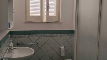 Regadera, secadora de cabello, bidet, toallas