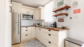 Refrigerador, microondas, placa de cocina, cafetera/tetera