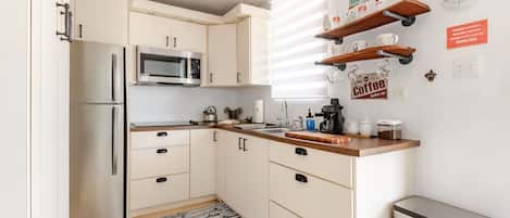 Refrigerador, microondas, parrilla de estufa y cafetera y tetera