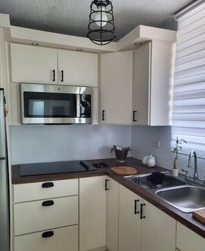 Réfrigérateur, micro-ondes, plaque de cuisson, cafetière/bouilloire