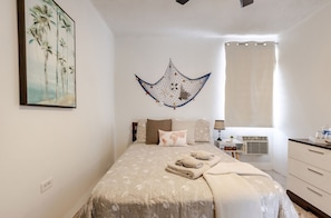 2 habitaciones, caja de seguridad en la habitación y escritorio