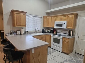 Kjøleskap, mikrobølgeovn, ovn og kokeplater