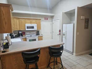 冷蔵庫、電子レンジ、オーブン、コンロ