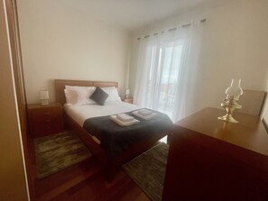 3 habitaciones, tabla de planchar con plancha, wifi y ropa de cama