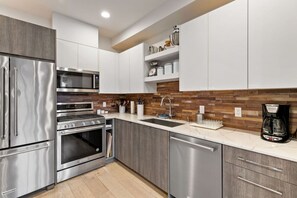 Geladeira, micro-ondas, fogão, cooktop