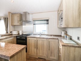 Frigorífico, hervidor eléctrico, tostadora y utensilios de cocina