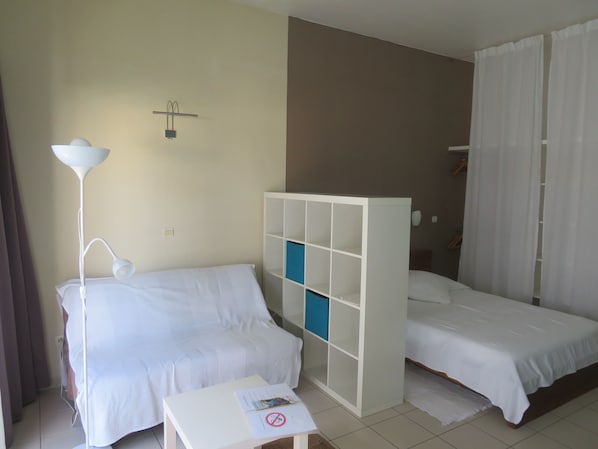 1 habitación, tabla de planchar con plancha, wifi y ropa de cama 