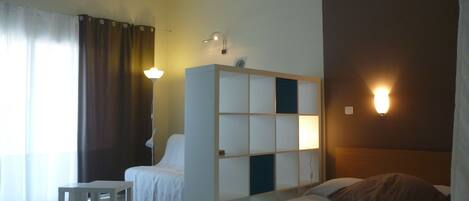 1 habitación, tabla de planchar con plancha, wifi y ropa de cama