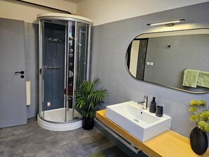 Dusche, Haartrockner, Handtücher, Seife