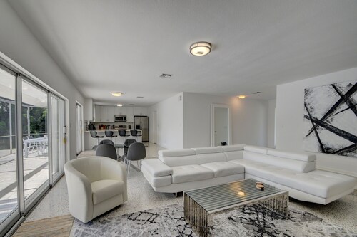 Walk to the Beach, 4-bed / 2-bath / Pool Home on Singer Island