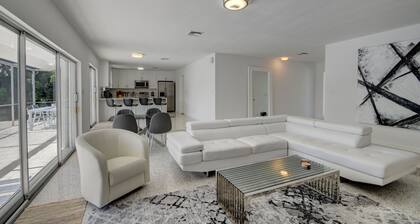 Walk to the Beach, 4-bed / 2-bath / Pool Home on Singer Island