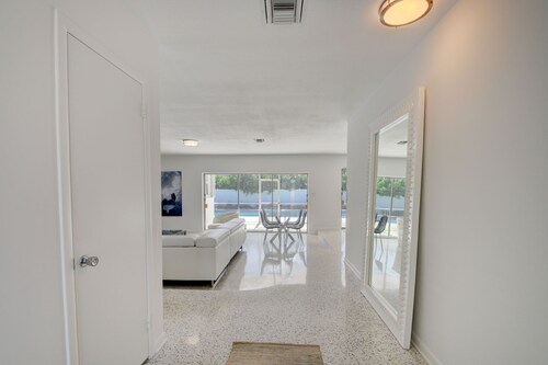 Walk to the Beach, 4-bed / 2-bath / Heated Pool Home on Singer Island