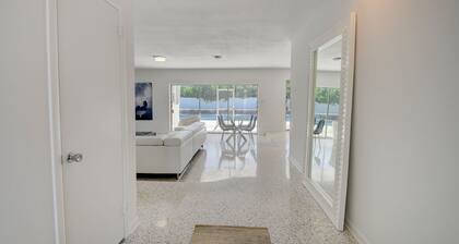 Walk to the Beach, 4-bed / 2-bath / Heated Pool Home on Singer Island