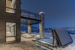Outdoor spa tub - Deer Valley Modern Slopeside Sanctuary (Park City)