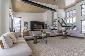 Smart-TV, peis, bordtennis og stereoanlegg