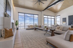 Smart-TV, peis, bordtennis og stereoanlegg