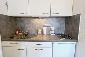 Kjøleskap, mikrobølgeovn og kaffetrakter/tekoker