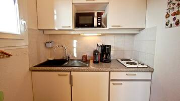 Een koelkast, een microgolfoven, een koffiezetapparaat/waterkoker