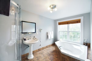 Junior Suite, 1 King Bed, Jetted Tub | Bathroom | Hair dryer, towels, soap, shampoo
