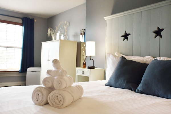 Junior Suite, 1 Queen Bed, Bathtub | WiFi (free), bed sheets