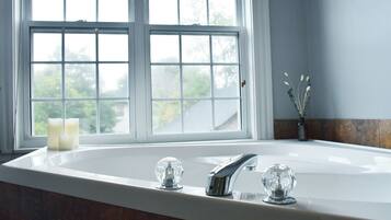 Junior Suite, 1 King Bed, Jetted Tub | Bathroom | Hair dryer, towels, soap, shampoo