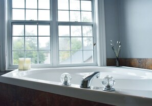 Junior Suite, 1 King Bed, Jetted Tub | Bathroom | Hair dryer, towels, soap, shampoo - Hotel Gabriel by Bower Boutique Hotels (Shediac)