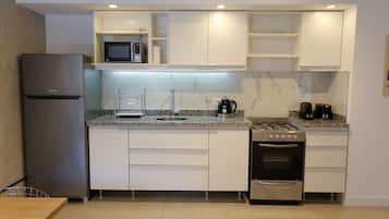 Suite (Migueletes) | Cocina privada | Frigorífico grande, microondas, horno y máquina de café espresso