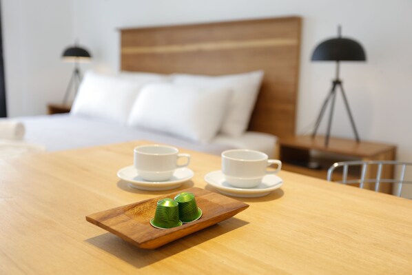 Studio Junior | Brankas, meja kerja, ruang kerja ramah laptop, dan kedap suara