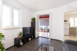 Smart TV, books - Apartment mit Wunderschönem Meerblick nur 5 Minuten vom Strand Entfernt (Sveta Marina)