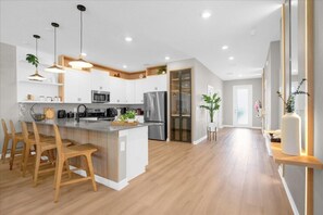 Refrigerador, microondas, horno, placa de cocina