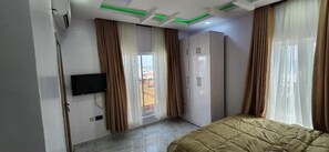 2 soverom, skrivebord, strykejern/-brett og wi-fi (inkludert)